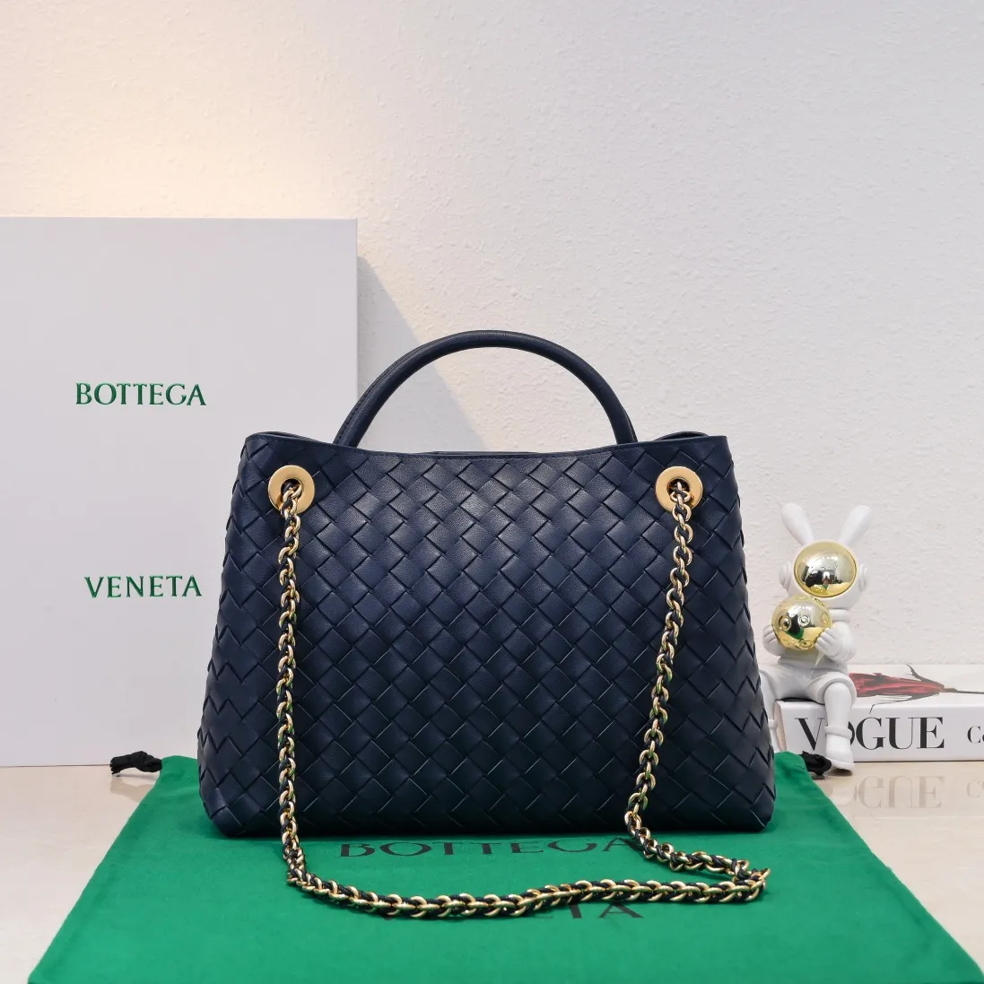 Batch 2460 BOTTEGA VENETA 2024 spring and summer new small ANDIAMO chain bag is also available! 🔥🔥I believe many friends have been waiting for a long time. The metallic chain adds a touch of sophistication to the original softness and elegance of Andiamo. The collision of classic craftsmanship and elegance creates a different kind of beauty. Style number: 6009 Size: 32*24*12cm